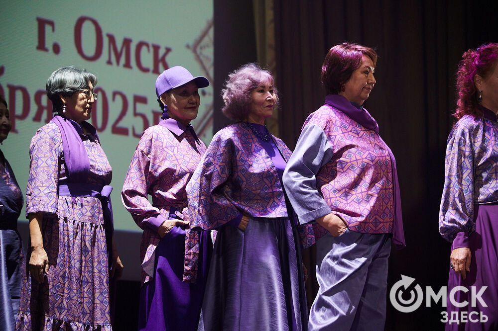 В Омске прошёл XXIV Евразийский конкурс высокой моды национального костюма "Этно-Эрато". Свои коллекции, созданные по традиционным технологиям, представили более 30 дизайнеров из разных регионов страны: от Урала до Хабаровского края, а также республики Казахстан. Фото: Илья Петров