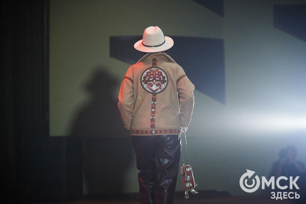 В Омске прошёл XXIV Евразийский конкурс высокой моды национального костюма "Этно-Эрато". Свои коллекции, созданные по традиционным технологиям, представили более 30 дизайнеров из разных регионов страны: от Урала до Хабаровского края, а также республики Казахстан. Фото: Илья Петров