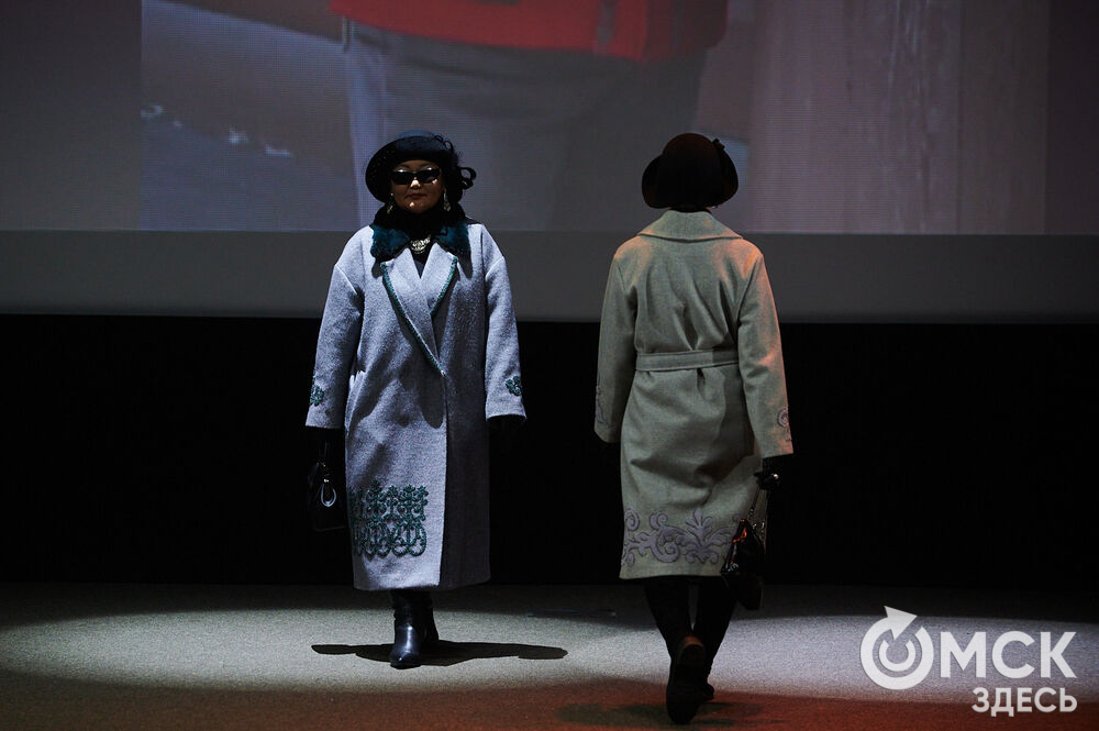 В Омске прошёл XXIV Евразийский конкурс высокой моды национального костюма "Этно-Эрато". Свои коллекции, созданные по традиционным технологиям, представили более 30 дизайнеров из разных регионов страны: от Урала до Хабаровского края, а также республики Казахстан. Фото: Илья Петров