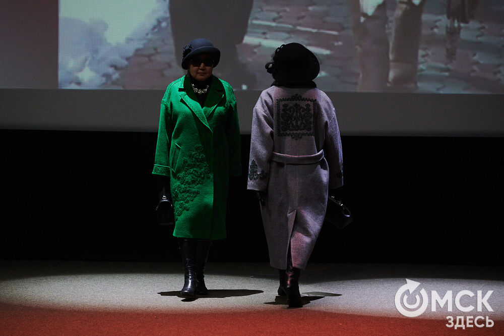 В Омске прошёл XXIV Евразийский конкурс высокой моды национального костюма "Этно-Эрато". Свои коллекции, созданные по традиционным технологиям, представили более 30 дизайнеров из разных регионов страны: от Урала до Хабаровского края, а также республики Казахстан. Фото: Илья Петров