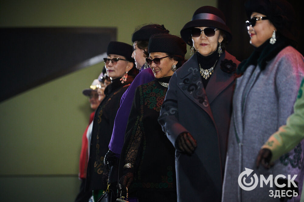 В Омске прошёл XXIV Евразийский конкурс высокой моды национального костюма "Этно-Эрато". Свои коллекции, созданные по традиционным технологиям, представили более 30 дизайнеров из разных регионов страны: от Урала до Хабаровского края, а также республики Казахстан. Фото: Илья Петров