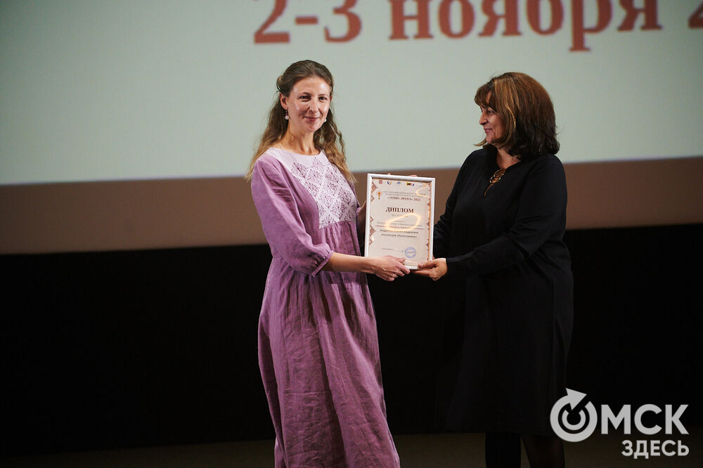 В Омске прошёл XXIV Евразийский конкурс высокой моды национального костюма "Этно-Эрато". Свои коллекции, созданные по традиционным технологиям, представили более 30 дизайнеров из разных регионов страны: от Урала до Хабаровского края, а также республики Казахстан. Фото: Илья Петров