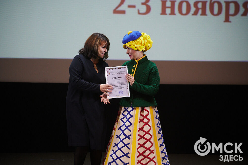 В Омске прошёл XXIV Евразийский конкурс высокой моды национального костюма "Этно-Эрато". Свои коллекции, созданные по традиционным технологиям, представили более 30 дизайнеров из разных регионов страны: от Урала до Хабаровского края, а также республики Казахстан. Фото: Илья Петров