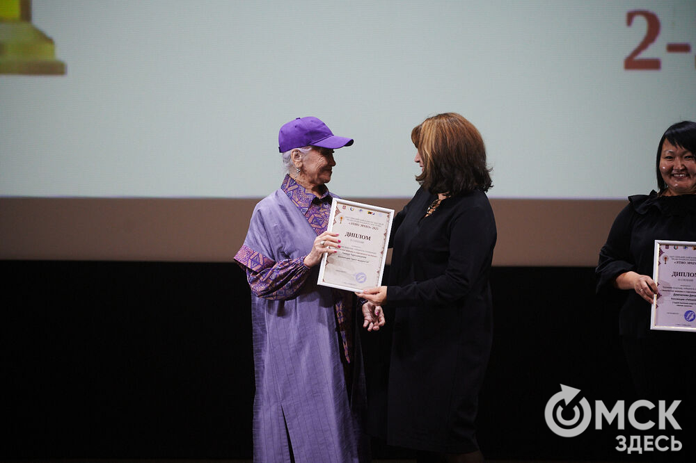 В Омске прошёл XXIV Евразийский конкурс высокой моды национального костюма "Этно-Эрато". Свои коллекции, созданные по традиционным технологиям, представили более 30 дизайнеров из разных регионов страны: от Урала до Хабаровского края, а также республики Казахстан. Фото: Илья Петров