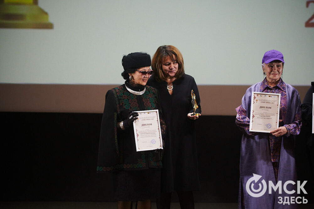 В Омске прошёл XXIV Евразийский конкурс высокой моды национального костюма "Этно-Эрато". Свои коллекции, созданные по традиционным технологиям, представили более 30 дизайнеров из разных регионов страны: от Урала до Хабаровского края, а также республики Казахстан. Фото: Илья Петров