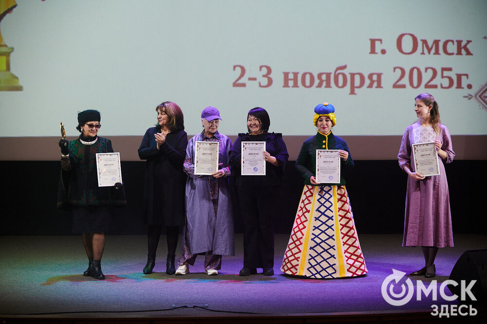 В Омске прошёл XXIV Евразийский конкурс высокой моды национального костюма "Этно-Эрато". Свои коллекции, созданные по традиционным технологиям, представили более 30 дизайнеров из разных регионов страны: от Урала до Хабаровского края, а также республики Казахстан. Фото: Илья Петров
