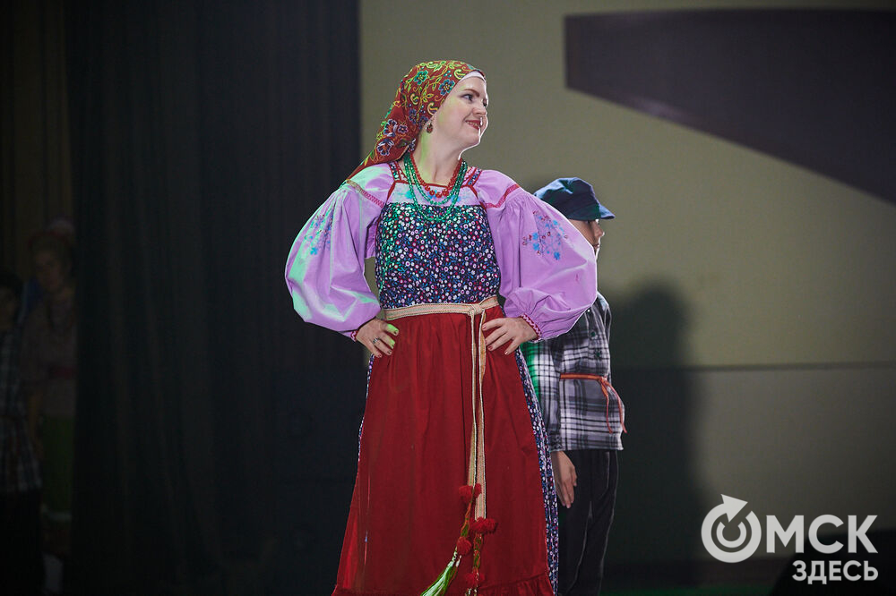 В Омске прошёл XXIV Евразийский конкурс высокой моды национального костюма "Этно-Эрато". Свои коллекции, созданные по традиционным технологиям, представили более 30 дизайнеров из разных регионов страны: от Урала до Хабаровского края, а также республики Казахстан. Фото: Илья Петров