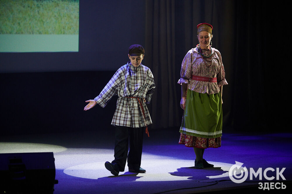 В Омске прошёл XXIV Евразийский конкурс высокой моды национального костюма "Этно-Эрато". Свои коллекции, созданные по традиционным технологиям, представили более 30 дизайнеров из разных регионов страны: от Урала до Хабаровского края, а также республики Казахстан. Фото: Илья Петров