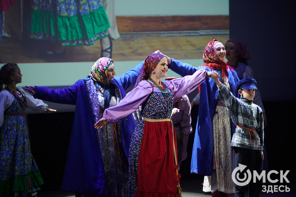 В Омске прошёл XXIV Евразийский конкурс высокой моды национального костюма "Этно-Эрато". Свои коллекции, созданные по традиционным технологиям, представили более 30 дизайнеров из разных регионов страны: от Урала до Хабаровского края, а также республики Казахстан. Фото: Илья Петров