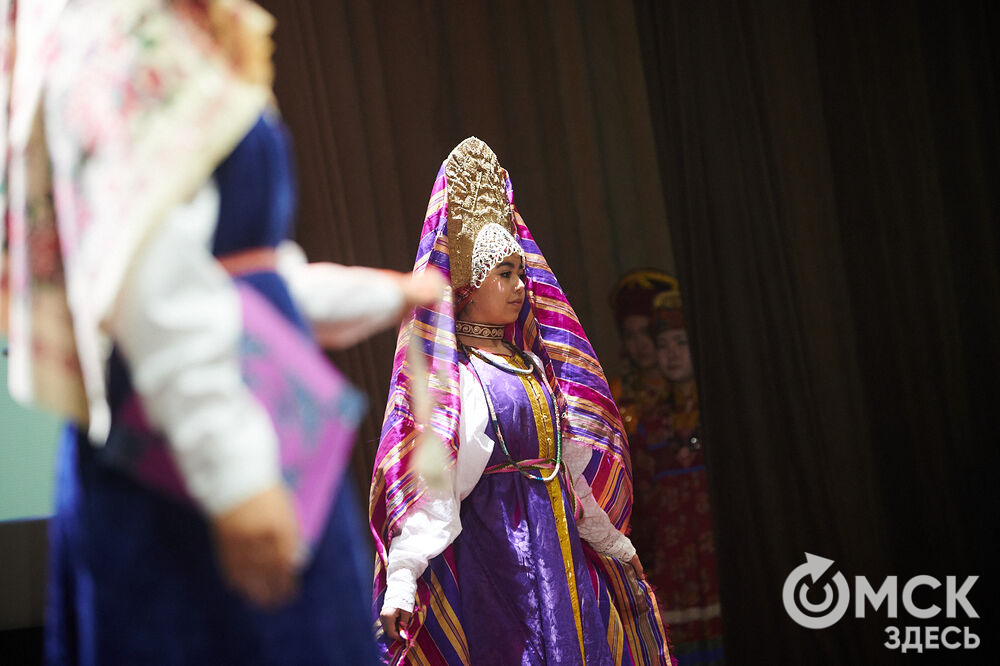 В Омске прошёл XXIV Евразийский конкурс высокой моды национального костюма "Этно-Эрато". Свои коллекции, созданные по традиционным технологиям, представили более 30 дизайнеров из разных регионов страны: от Урала до Хабаровского края, а также республики Казахстан. Фото: Илья Петров