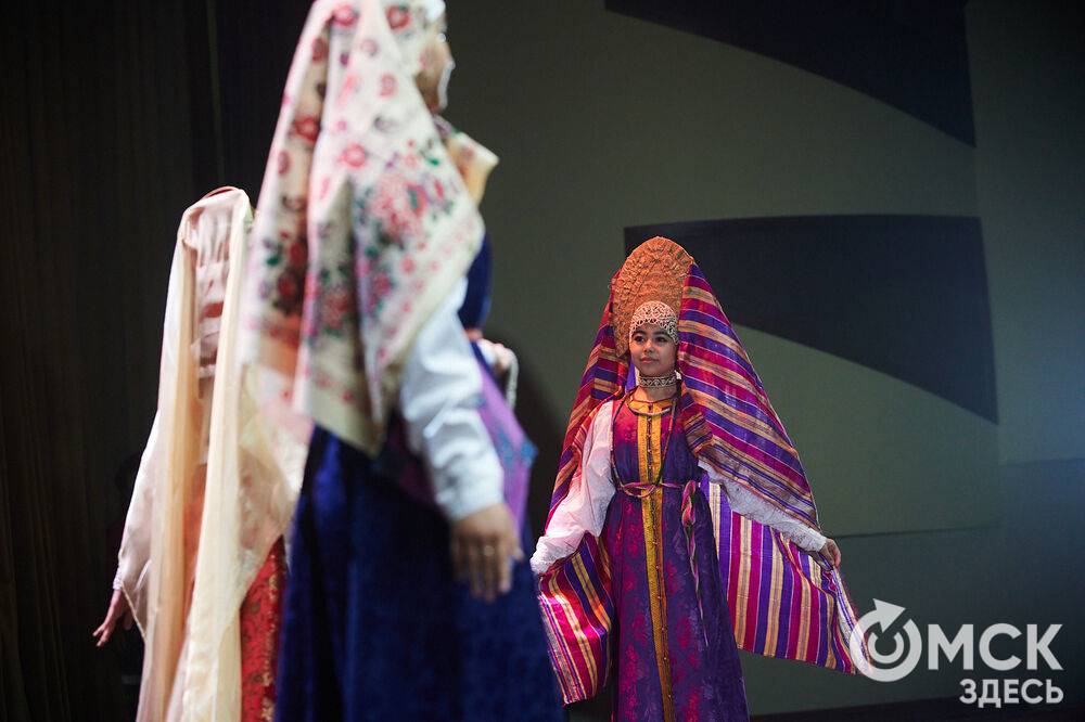 В Омске прошёл XXIV Евразийский конкурс высокой моды национального костюма "Этно-Эрато". Свои коллекции, созданные по традиционным технологиям, представили более 30 дизайнеров из разных регионов страны: от Урала до Хабаровского края, а также республики Казахстан. Фото: Илья Петров