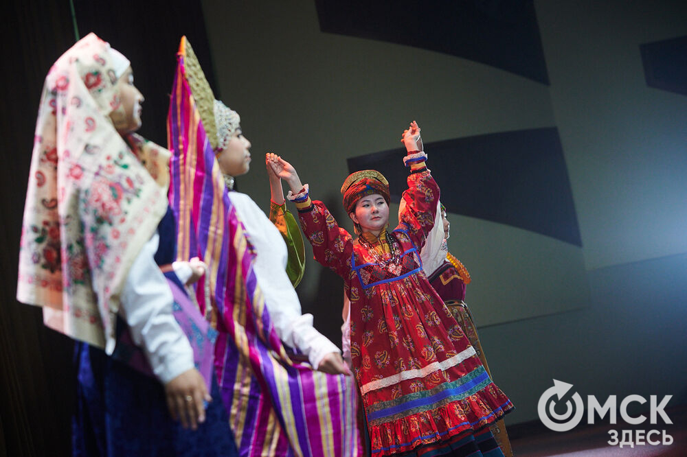 В Омске прошёл XXIV Евразийский конкурс высокой моды национального костюма "Этно-Эрато". Свои коллекции, созданные по традиционным технологиям, представили более 30 дизайнеров из разных регионов страны: от Урала до Хабаровского края, а также республики Казахстан. Фото: Илья Петров