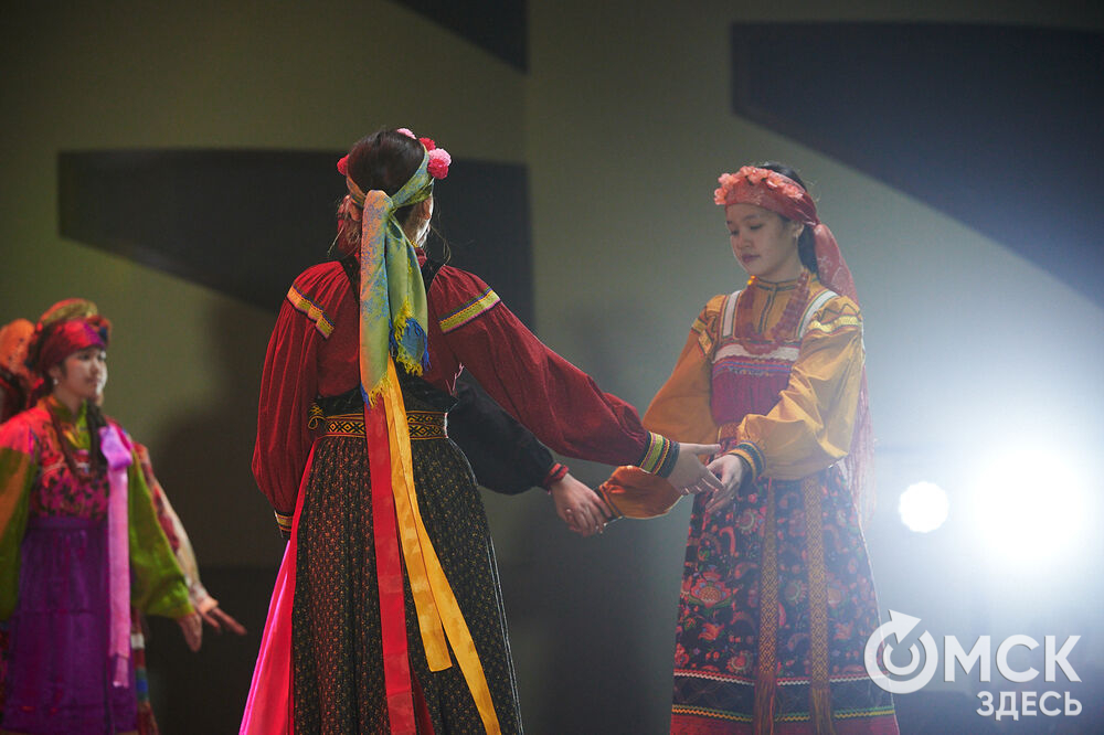 В Омске прошёл XXIV Евразийский конкурс высокой моды национального костюма "Этно-Эрато". Свои коллекции, созданные по традиционным технологиям, представили более 30 дизайнеров из разных регионов страны: от Урала до Хабаровского края, а также республики Казахстан. Фото: Илья Петров