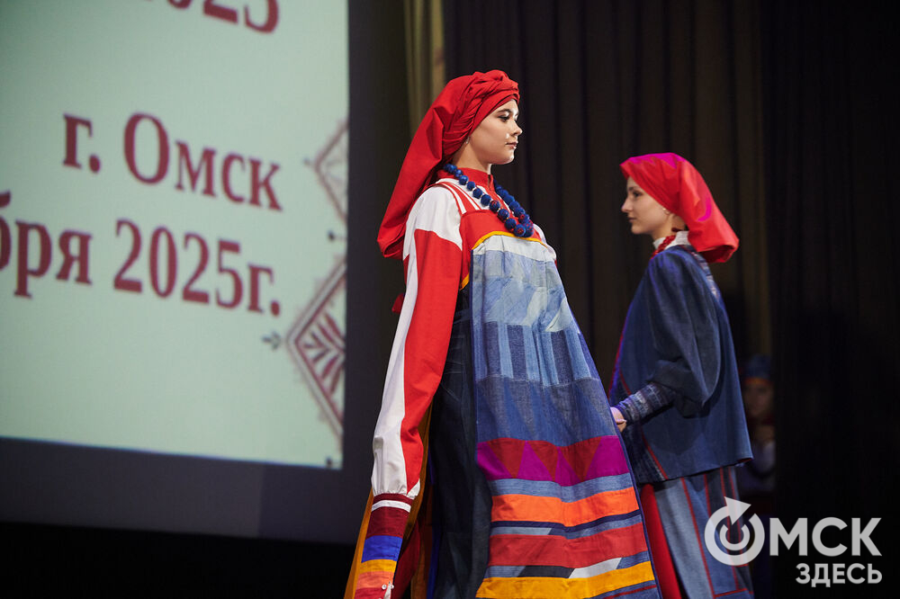 В Омске прошёл XXIV Евразийский конкурс высокой моды национального костюма "Этно-Эрато". Свои коллекции, созданные по традиционным технологиям, представили более 30 дизайнеров из разных регионов страны: от Урала до Хабаровского края, а также республики Казахстан. Фото: Илья Петров