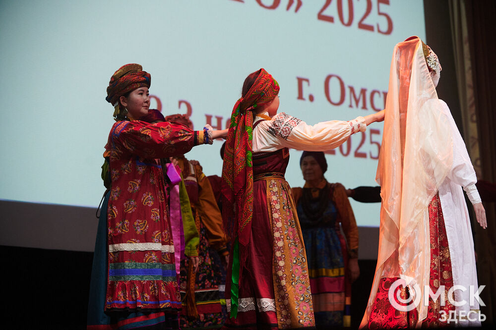 В Омске прошёл XXIV Евразийский конкурс высокой моды национального костюма "Этно-Эрато". Свои коллекции, созданные по традиционным технологиям, представили более 30 дизайнеров из разных регионов страны: от Урала до Хабаровского края, а также республики Казахстан. Фото: Илья Петров