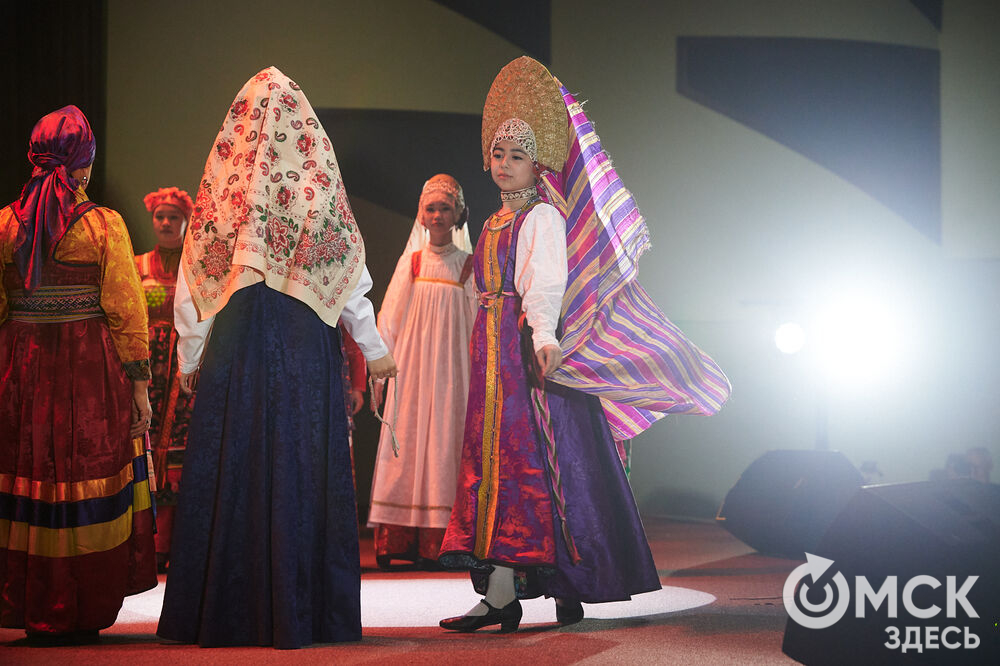 В Омске прошёл XXIV Евразийский конкурс высокой моды национального костюма "Этно-Эрато". Свои коллекции, созданные по традиционным технологиям, представили более 30 дизайнеров из разных регионов страны: от Урала до Хабаровского края, а также республики Казахстан. Фото: Илья Петров