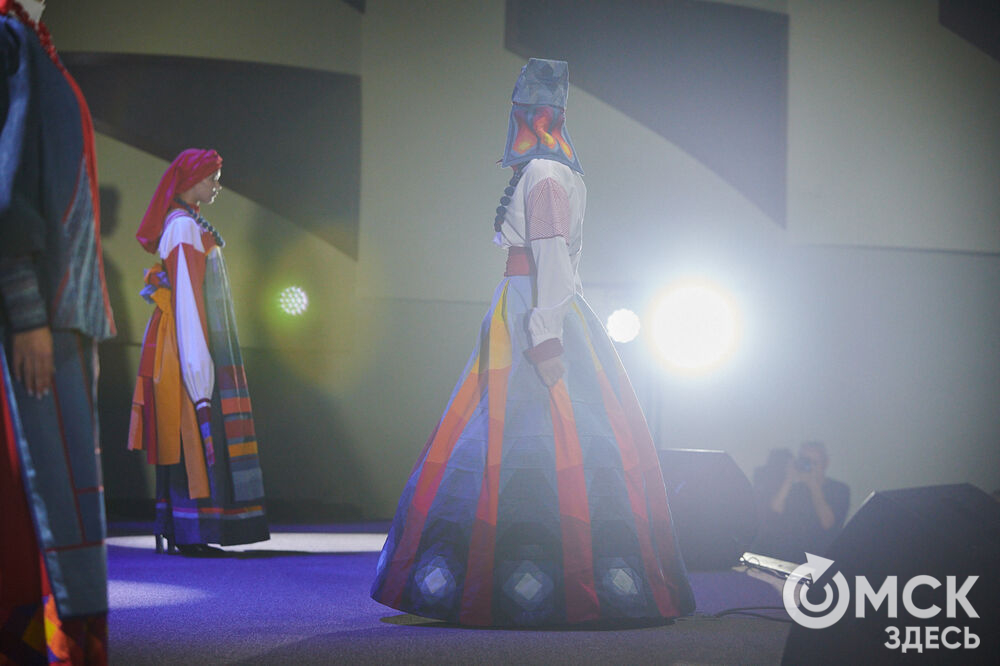 В Омске прошёл XXIV Евразийский конкурс высокой моды национального костюма "Этно-Эрато". Свои коллекции, созданные по традиционным технологиям, представили более 30 дизайнеров из разных регионов страны: от Урала до Хабаровского края, а также республики Казахстан. Фото: Илья Петров