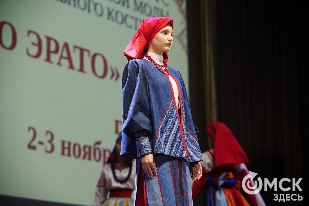В Омске прошёл XXIV Евразийский конкурс высокой моды национального костюма "Этно-Эрато". Свои коллекции, созданные по традиционным технологиям, представили более 30 дизайнеров из разных регионов страны: от Урала до Хабаровского края, а также республики Казахстан. Фото: Илья Петров