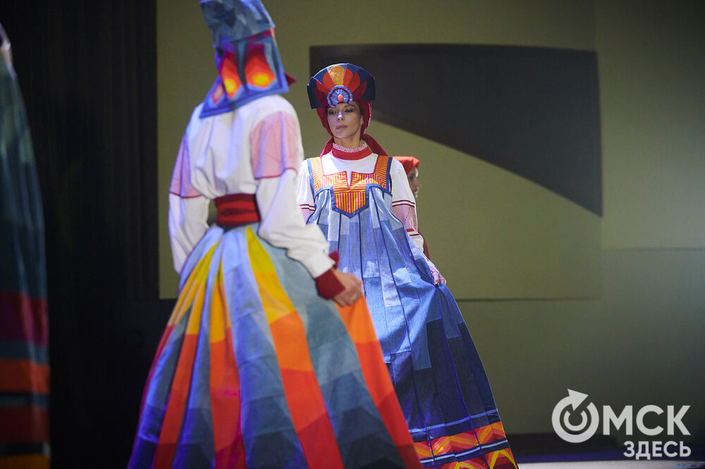 В Омске прошёл XXIV Евразийский конкурс высокой моды национального костюма "Этно-Эрато". Свои коллекции, созданные по традиционным технологиям, представили более 30 дизайнеров из разных регионов страны: от Урала до Хабаровского края, а также республики Казахстан. Фото: Илья Петров