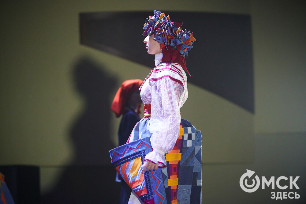 В Омске прошёл XXIV Евразийский конкурс высокой моды национального костюма "Этно-Эрато". Свои коллекции, созданные по традиционным технологиям, представили более 30 дизайнеров из разных регионов страны: от Урала до Хабаровского края, а также республики Казахстан. Фото: Илья Петров