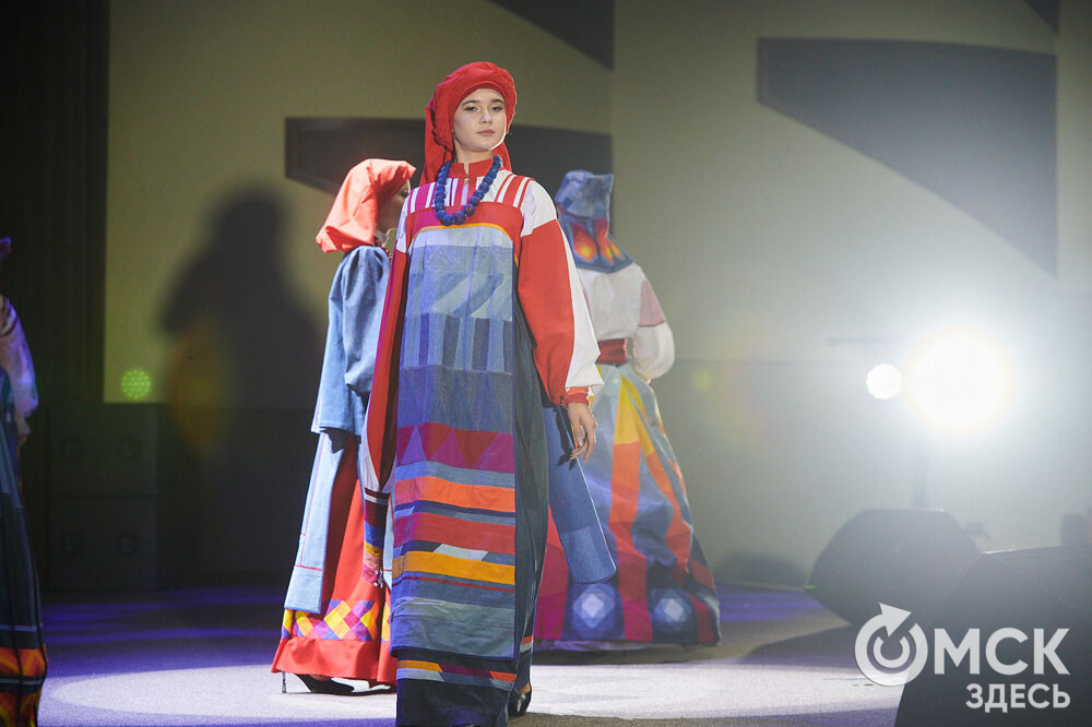 В Омске прошёл XXIV Евразийский конкурс высокой моды национального костюма "Этно-Эрато". Свои коллекции, созданные по традиционным технологиям, представили более 30 дизайнеров из разных регионов страны: от Урала до Хабаровского края, а также республики Казахстан. Фото: Илья Петров