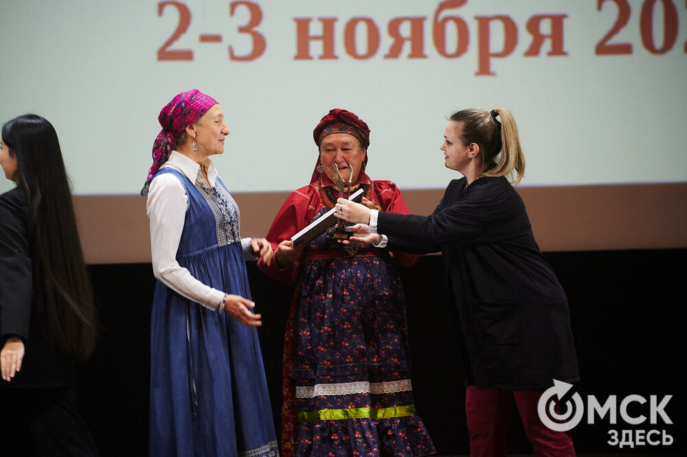 В Омске прошёл XXIV Евразийский конкурс высокой моды национального костюма "Этно-Эрато". Свои коллекции, созданные по традиционным технологиям, представили более 30 дизайнеров из разных регионов страны: от Урала до Хабаровского края, а также республики Казахстан. Фото: Илья Петров