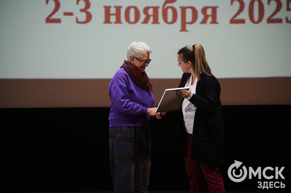 В Омске прошёл XXIV Евразийский конкурс высокой моды национального костюма "Этно-Эрато". Свои коллекции, созданные по традиционным технологиям, представили более 30 дизайнеров из разных регионов страны: от Урала до Хабаровского края, а также республики Казахстан. Фото: Илья Петров