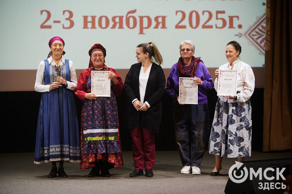 В Омске прошёл XXIV Евразийский конкурс высокой моды национального костюма "Этно-Эрато". Свои коллекции, созданные по традиционным технологиям, представили более 30 дизайнеров из разных регионов страны: от Урала до Хабаровского края, а также республики Казахстан. Фото: Илья Петров