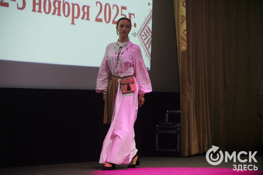 В Омске прошёл XXIV Евразийский конкурс высокой моды национального костюма "Этно-Эрато". Свои коллекции, созданные по традиционным технологиям, представили более 30 дизайнеров из разных регионов страны: от Урала до Хабаровского края, а также республики Казахстан. Фото: Илья Петров