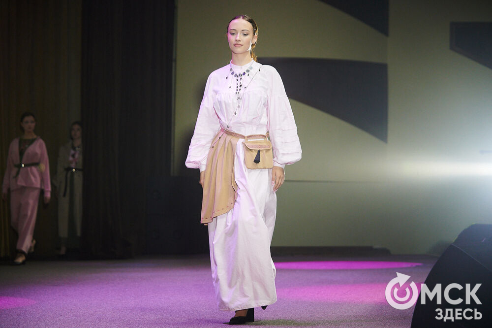 В Омске прошёл XXIV Евразийский конкурс высокой моды национального костюма "Этно-Эрато". Свои коллекции, созданные по традиционным технологиям, представили более 30 дизайнеров из разных регионов страны: от Урала до Хабаровского края, а также республики Казахстан. Фото: Илья Петров