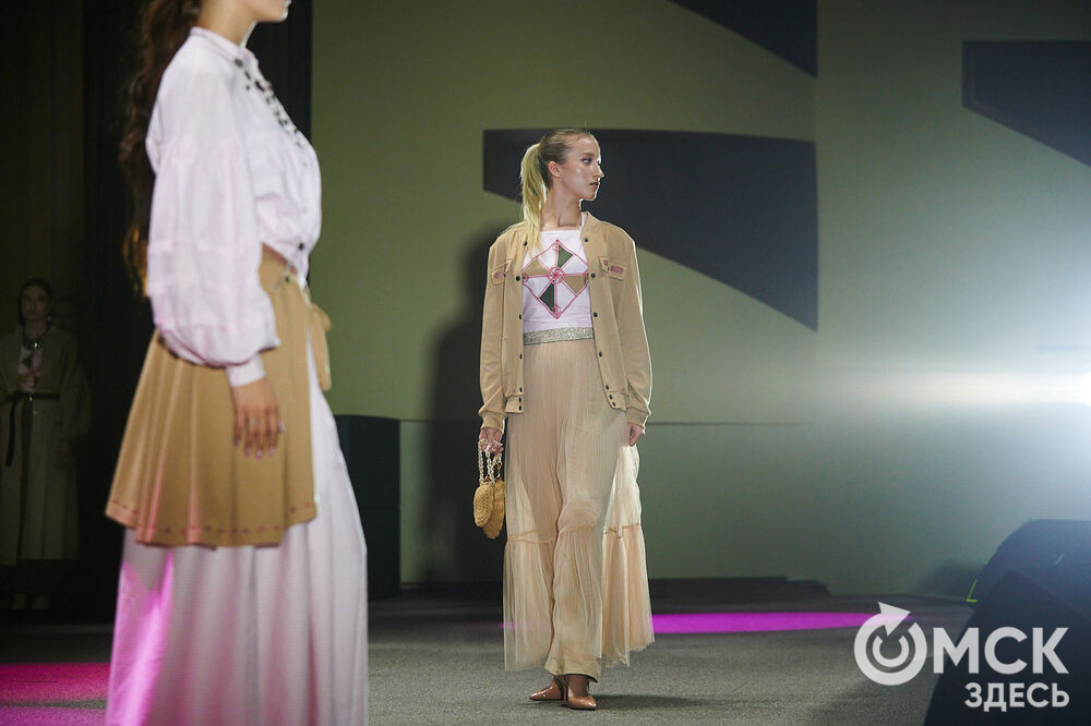 В Омске прошёл XXIV Евразийский конкурс высокой моды национального костюма "Этно-Эрато". Свои коллекции, созданные по традиционным технологиям, представили более 30 дизайнеров из разных регионов страны: от Урала до Хабаровского края, а также республики Казахстан. Фото: Илья Петров