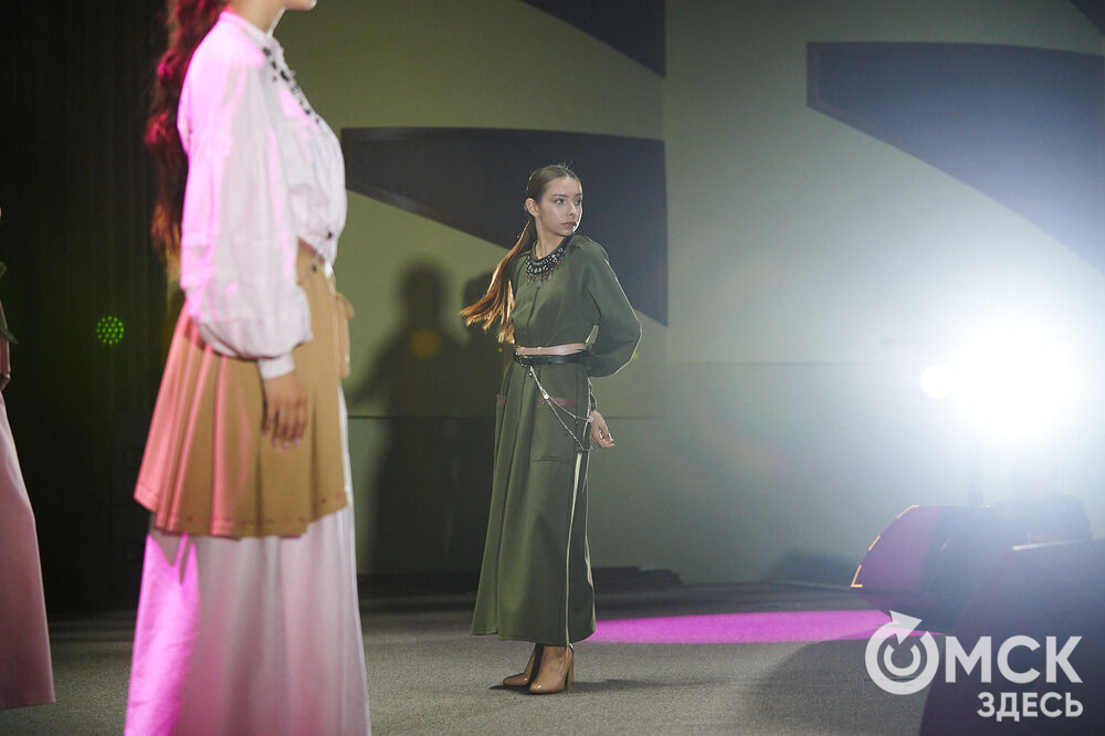 В Омске прошёл XXIV Евразийский конкурс высокой моды национального костюма "Этно-Эрато". Свои коллекции, созданные по традиционным технологиям, представили более 30 дизайнеров из разных регионов страны: от Урала до Хабаровского края, а также республики Казахстан. Фото: Илья Петров