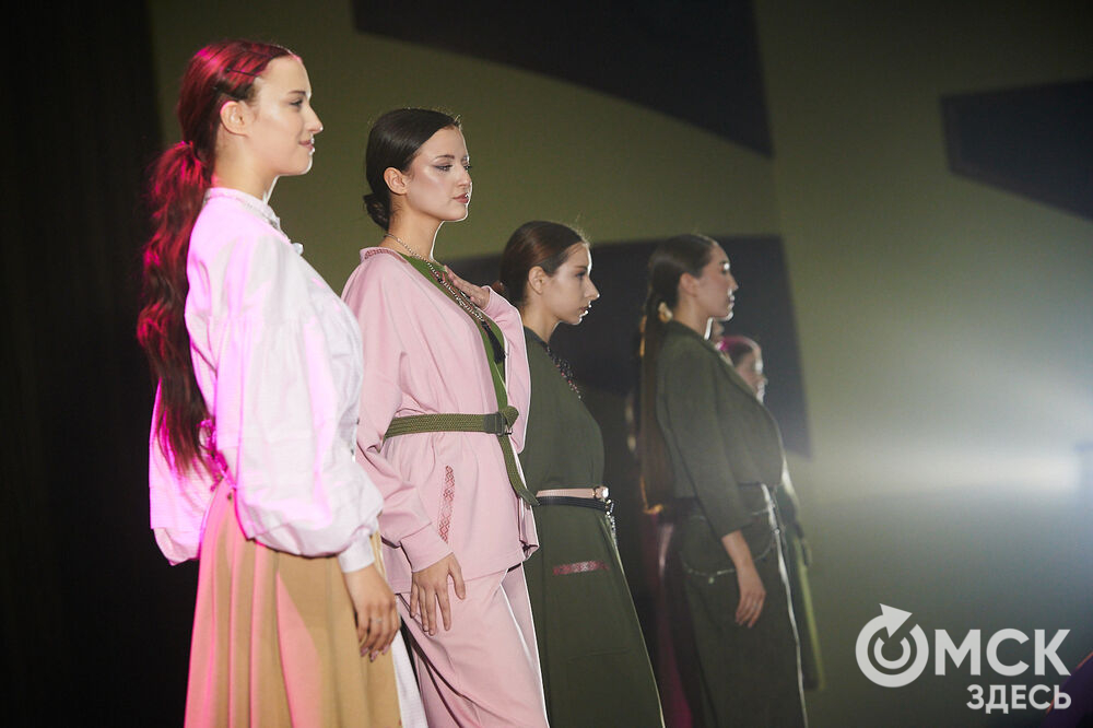 В Омске прошёл XXIV Евразийский конкурс высокой моды национального костюма "Этно-Эрато". Свои коллекции, созданные по традиционным технологиям, представили более 30 дизайнеров из разных регионов страны: от Урала до Хабаровского края, а также республики Казахстан. Фото: Илья Петров