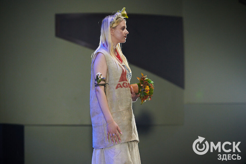 В Омске прошёл XXIV Евразийский конкурс высокой моды национального костюма "Этно-Эрато". Свои коллекции, созданные по традиционным технологиям, представили более 30 дизайнеров из разных регионов страны: от Урала до Хабаровского края, а также республики Казахстан. Фото: Илья Петров