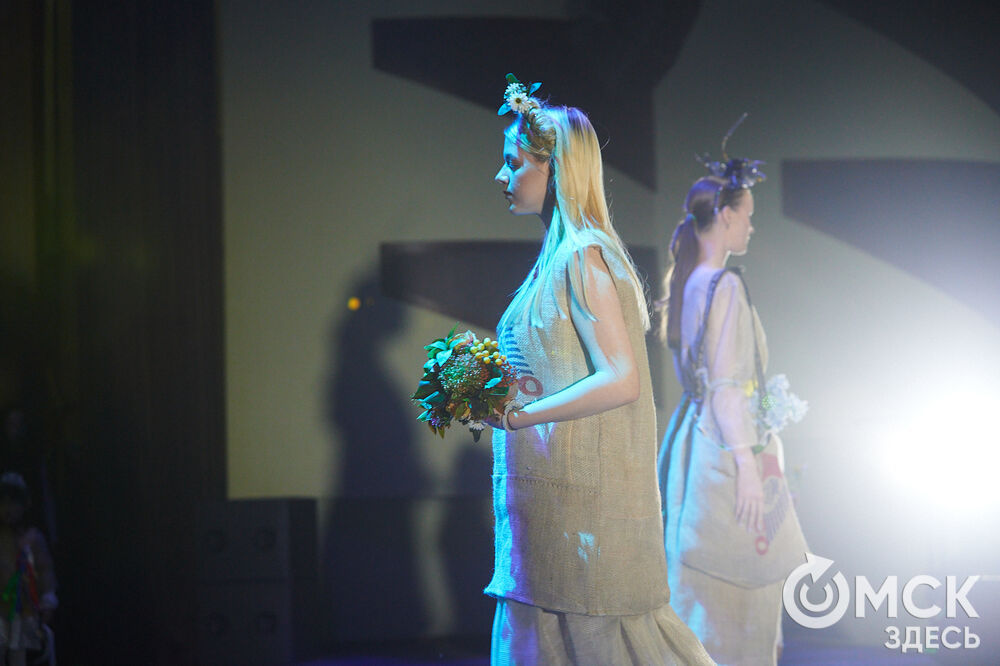 В Омске прошёл XXIV Евразийский конкурс высокой моды национального костюма "Этно-Эрато". Свои коллекции, созданные по традиционным технологиям, представили более 30 дизайнеров из разных регионов страны: от Урала до Хабаровского края, а также республики Казахстан. Фото: Илья Петров