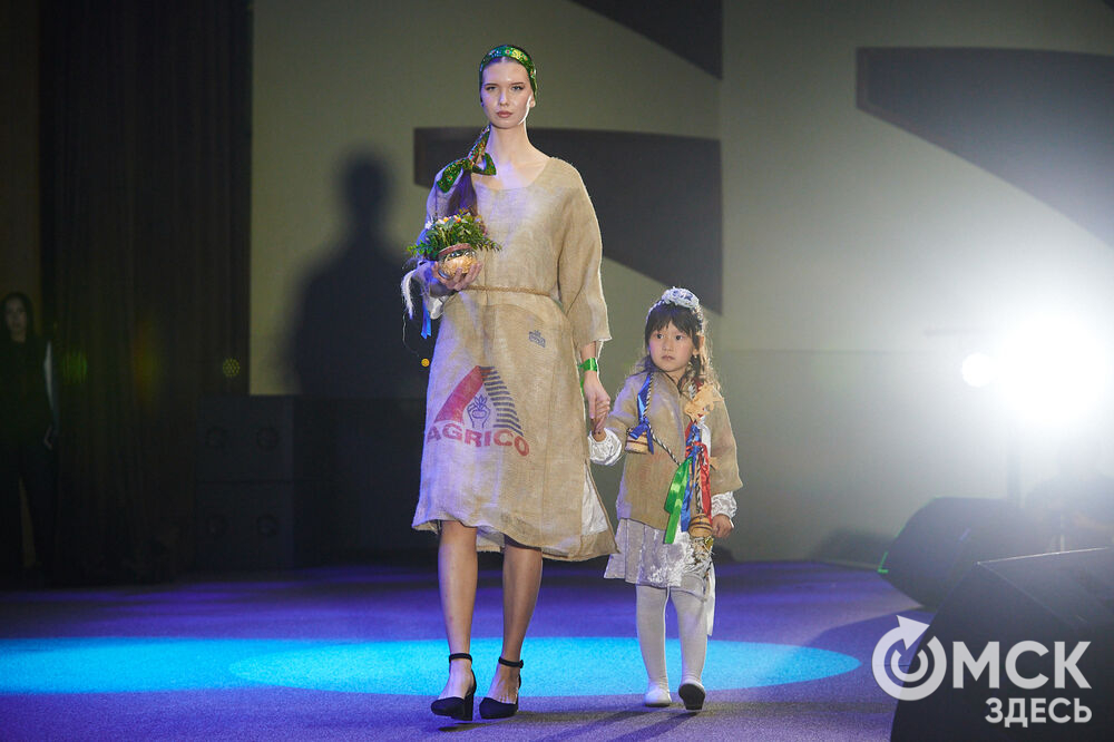 В Омске прошёл XXIV Евразийский конкурс высокой моды национального костюма "Этно-Эрато". Свои коллекции, созданные по традиционным технологиям, представили более 30 дизайнеров из разных регионов страны: от Урала до Хабаровского края, а также республики Казахстан. Фото: Илья Петров