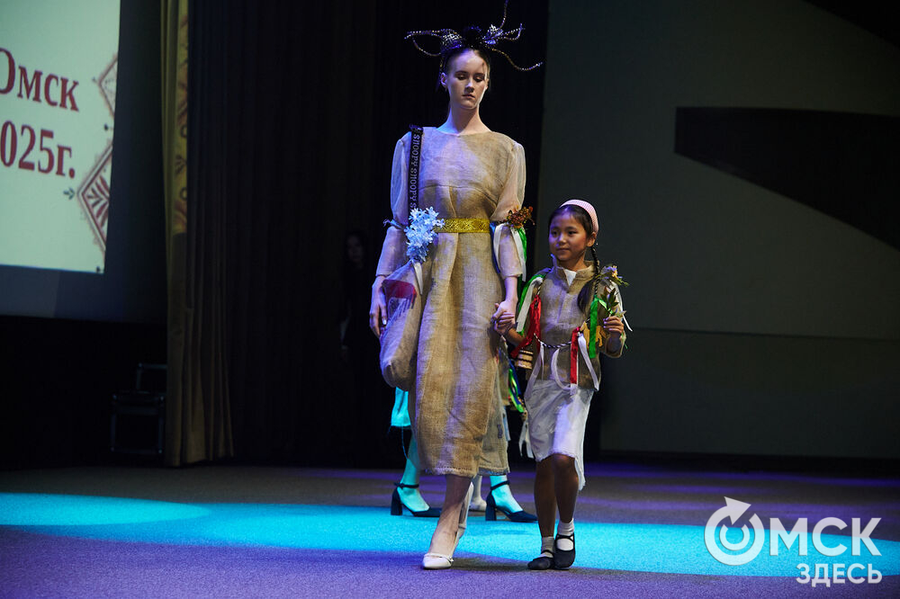 В Омске прошёл XXIV Евразийский конкурс высокой моды национального костюма "Этно-Эрато". Свои коллекции, созданные по традиционным технологиям, представили более 30 дизайнеров из разных регионов страны: от Урала до Хабаровского края, а также республики Казахстан. Фото: Илья Петров