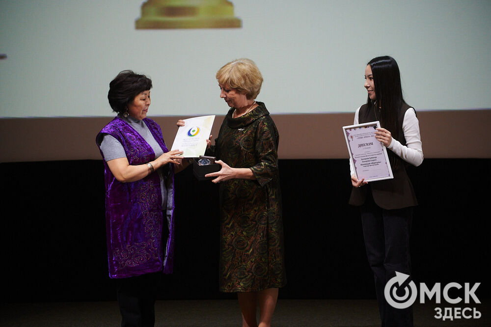 В Омске прошёл XXIV Евразийский конкурс высокой моды национального костюма "Этно-Эрато". Свои коллекции, созданные по традиционным технологиям, представили более 30 дизайнеров из разных регионов страны: от Урала до Хабаровского края, а также республики Казахстан. Фото: Илья Петров