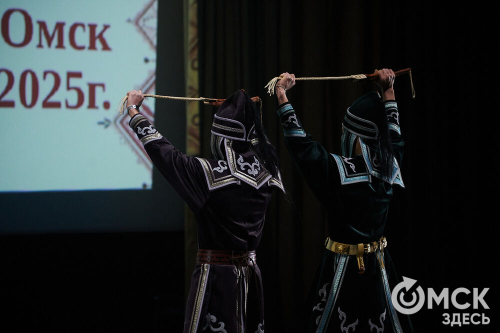 В Омске прошёл XXIV Евразийский конкурс высокой моды национального костюма "Этно-Эрато". Свои коллекции, созданные по традиционным технологиям, представили более 30 дизайнеров из разных регионов страны: от Урала до Хабаровского края, а также республики Казахстан. Фото: Илья Петров