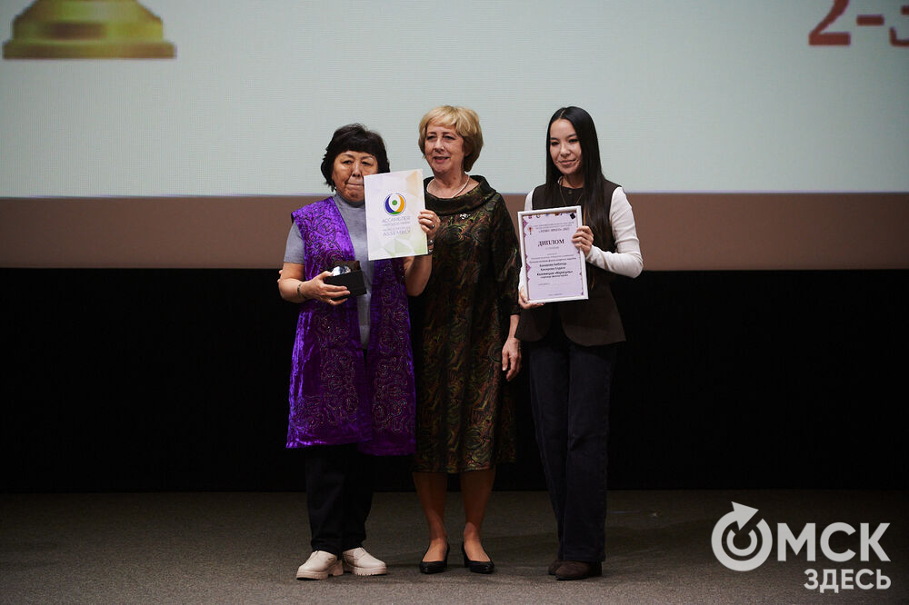 В Омске прошёл XXIV Евразийский конкурс высокой моды национального костюма "Этно-Эрато". Свои коллекции, созданные по традиционным технологиям, представили более 30 дизайнеров из разных регионов страны: от Урала до Хабаровского края, а также республики Казахстан. Фото: Илья Петров