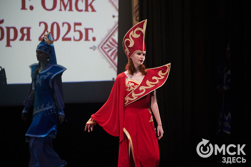 В Омске прошёл XXIV Евразийский конкурс высокой моды национального костюма "Этно-Эрато". Свои коллекции, созданные по традиционным технологиям, представили более 30 дизайнеров из разных регионов страны: от Урала до Хабаровского края, а также республики Казахстан. Фото: Илья Петров