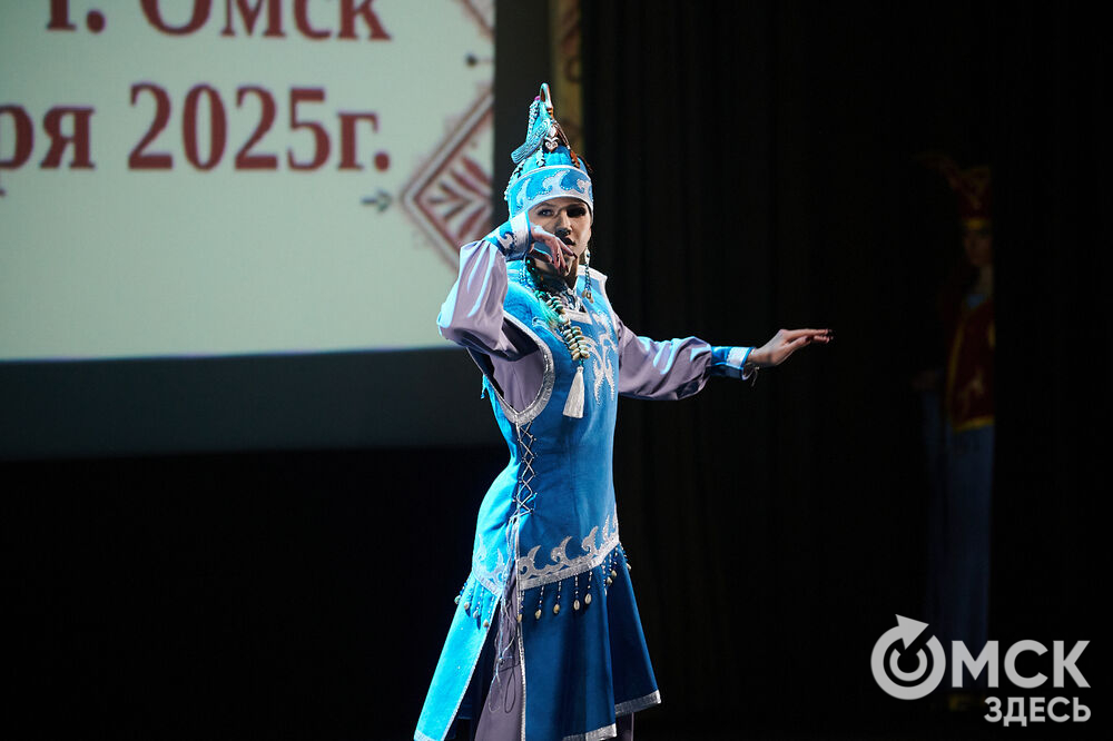 В Омске прошёл XXIV Евразийский конкурс высокой моды национального костюма "Этно-Эрато". Свои коллекции, созданные по традиционным технологиям, представили более 30 дизайнеров из разных регионов страны: от Урала до Хабаровского края, а также республики Казахстан. Фото: Илья Петров