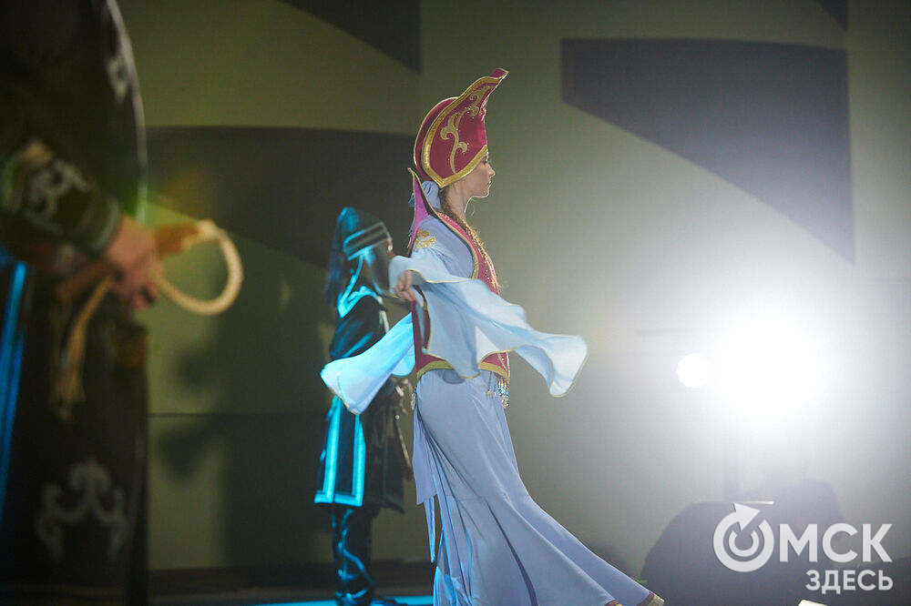 В Омске прошёл XXIV Евразийский конкурс высокой моды национального костюма "Этно-Эрато". Свои коллекции, созданные по традиционным технологиям, представили более 30 дизайнеров из разных регионов страны: от Урала до Хабаровского края, а также республики Казахстан. Фото: Илья Петров