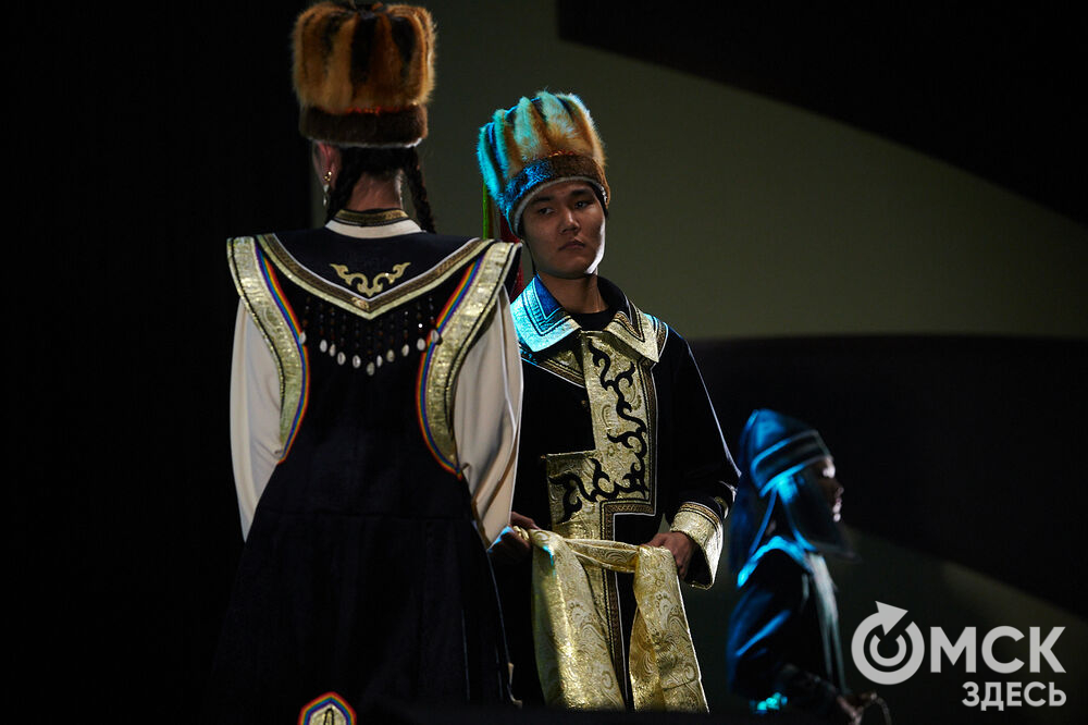 В Омске прошёл XXIV Евразийский конкурс высокой моды национального костюма "Этно-Эрато". Свои коллекции, созданные по традиционным технологиям, представили более 30 дизайнеров из разных регионов страны: от Урала до Хабаровского края, а также республики Казахстан. Фото: Илья Петров