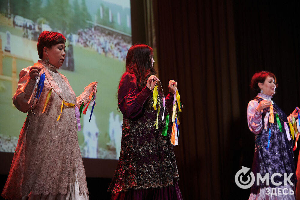 В Омске прошёл XXIV Евразийский конкурс высокой моды национального костюма "Этно-Эрато". Свои коллекции, созданные по традиционным технологиям, представили более 30 дизайнеров из разных регионов страны: от Урала до Хабаровского края, а также республики Казахстан. Фото: Илья Петров
