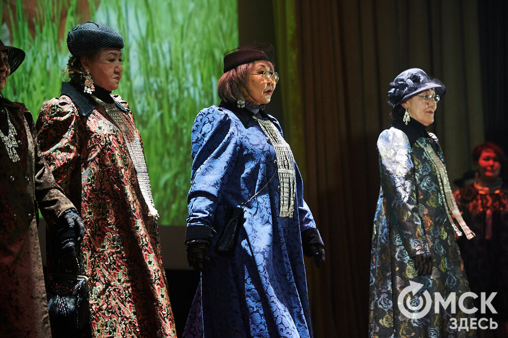 В Омске прошёл XXIV Евразийский конкурс высокой моды национального костюма "Этно-Эрато". Свои коллекции, созданные по традиционным технологиям, представили более 30 дизайнеров из разных регионов страны: от Урала до Хабаровского края, а также республики Казахстан. Фото: Илья Петров