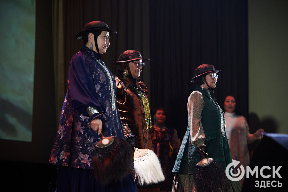В Омске прошёл XXIV Евразийский конкурс высокой моды национального костюма "Этно-Эрато". Свои коллекции, созданные по традиционным технологиям, представили более 30 дизайнеров из разных регионов страны: от Урала до Хабаровского края, а также республики Казахстан. Фото: Илья Петров