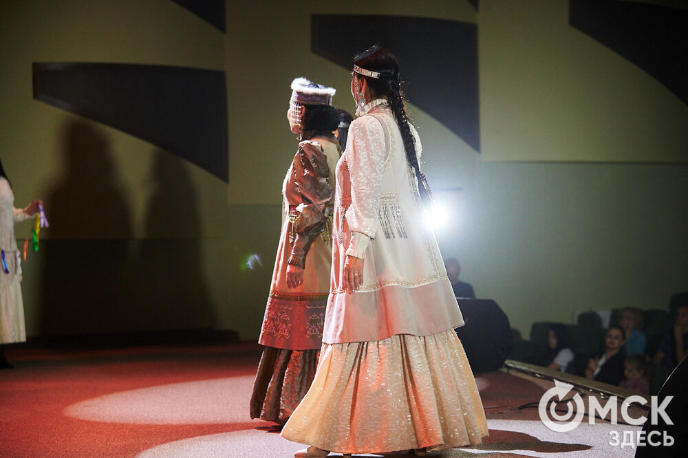 В Омске прошёл XXIV Евразийский конкурс высокой моды национального костюма "Этно-Эрато". Свои коллекции, созданные по традиционным технологиям, представили более 30 дизайнеров из разных регионов страны: от Урала до Хабаровского края, а также республики Казахстан. Фото: Илья Петров