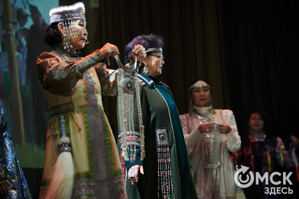 В Омске прошёл XXIV Евразийский конкурс высокой моды национального костюма "Этно-Эрато". Свои коллекции, созданные по традиционным технологиям, представили более 30 дизайнеров из разных регионов страны: от Урала до Хабаровского края, а также республики Казахстан. Фото: Илья Петров