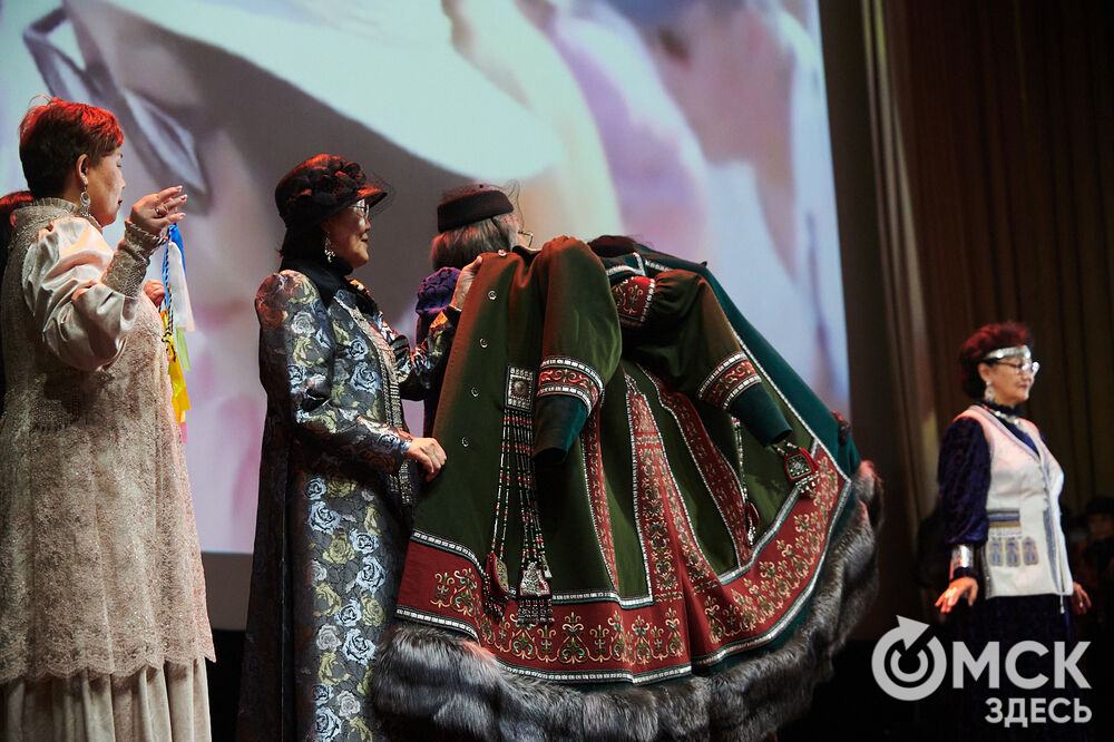 В Омске прошёл XXIV Евразийский конкурс высокой моды национального костюма "Этно-Эрато". Свои коллекции, созданные по традиционным технологиям, представили более 30 дизайнеров из разных регионов страны: от Урала до Хабаровского края, а также республики Казахстан. Фото: Илья Петров